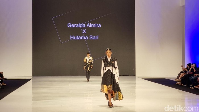 Para model saat melakukan fashion show mengenakan koleksi yang mengangkat sumbu filosofi Jogja, Minggu (25/8/2024).