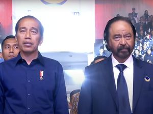 Jokowi Ungkit Pernah Payungi Surya Paloh saat Hujan Deras