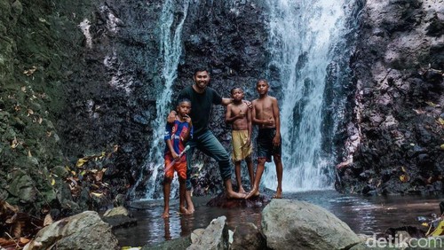 Jurnalis detikBali bersama tiga anak sekolah saat berada di Air Terjun Tengadora, Desa Lamanabi, Kecamatan Tanjung Bunga, Flores Timur, NTT, Minggu (25/8/2024). (Arnoldus Yurgo Purab/detikBali)