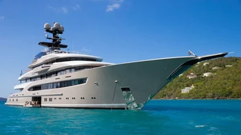 Mantan CEO Google Eric Schmidt tahun lalu membeli kapal pesiar Kismet yang namanya diganti menjadi Whisper. Kapal pesiar ini bisa memuat 12 tamu dan 28 awak, dengan fasilitas seperti kolam renang, jacuzzi, spa, bioskop, dan api unggun di luar ruangan. Foto: Boat International