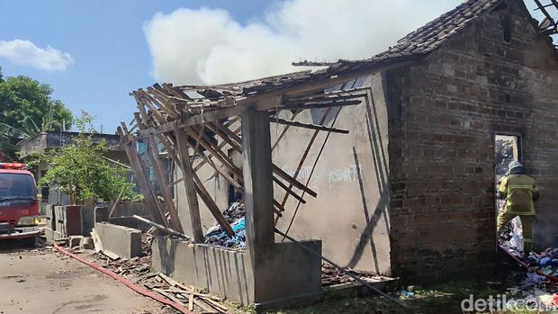 Gudang benang dan kain perca di Mandong, Trucuk Klaten terbakar.