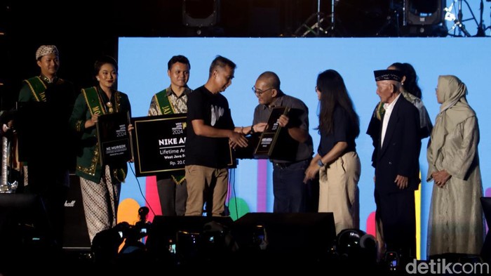 Keluarga Nike Ardilla terima penghargaan dari Bey Machmudin.