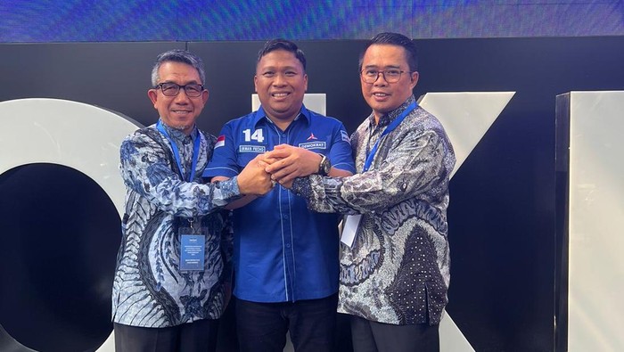 Ketua DPD Demokrat Kaltim, Irwan, bersama 2 paslon yang direkomendasikan AHY