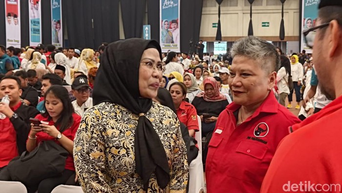 Ketua DPD Partai Golkar Provinsi Banten Ratu Tatu Chasanah (kerudung hitam)