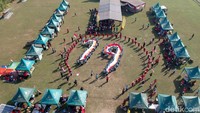Setelah kirab, peserta berkumpul di lapangan seraya membentuk formasi bendera menyerupai angka 7 dan 9.