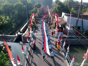 Warga Sidoarjo Bentangkan Bendera 79 Meter Peringati HUT RI