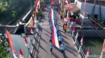 Warga Sidoarjo Bentangkan Bendera 79 Meter Peringati HUT RI