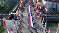 da dua bendera yang dibawa rombongan peserta jalan sehat dengan total Panjang mencapai 200 meter.