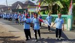 Warga Sidoarjo Bentangkan Bendera 79 Meter Peringati HUT RI