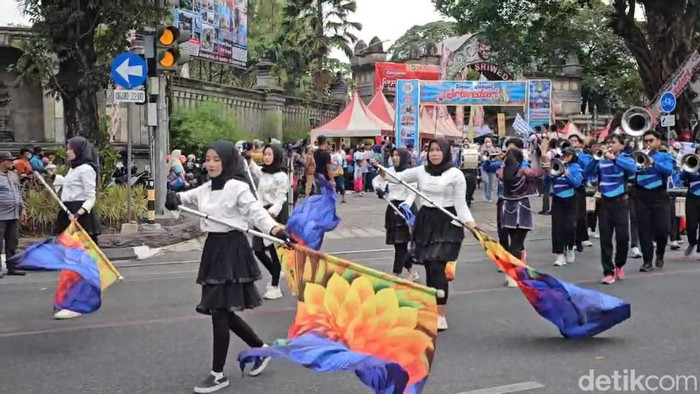 Sejumlah peserta saat mengikuti Kirab Kebangsaan Relawan Sahabat Bang Ara dan Stefanus Gusman, di Jalan Slamet Riyadi Solo, Minggu (25/8/2024).