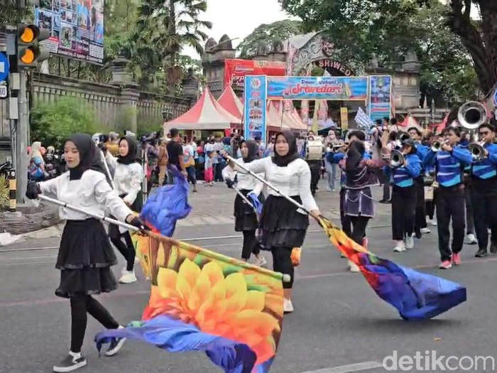 Sejumlah peserta saat mengikuti Kirab Kebangsaan Relawan Sahabat Bang Ara dan Stefanus Gusman, di Jalan Slamet Riyadi Solo, Minggu (25/8/2024).