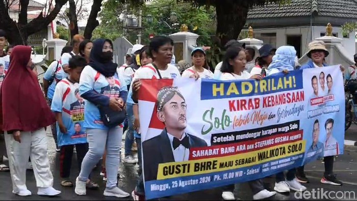 Relawan Sahabat Bang Ara dan Stefanus Gusman, saat mengikuti kirab kebangsaan di Jalan Slamet Riyadi Solo, Minggu (25/8/2024)