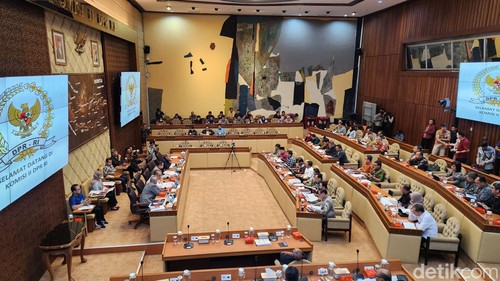 Komisi II DPR RI melaksanakan rapat dengan pendapat (RDP) bersama Komisi Pemilihan Umum (KPU) RI. (Adrial/detikcom)