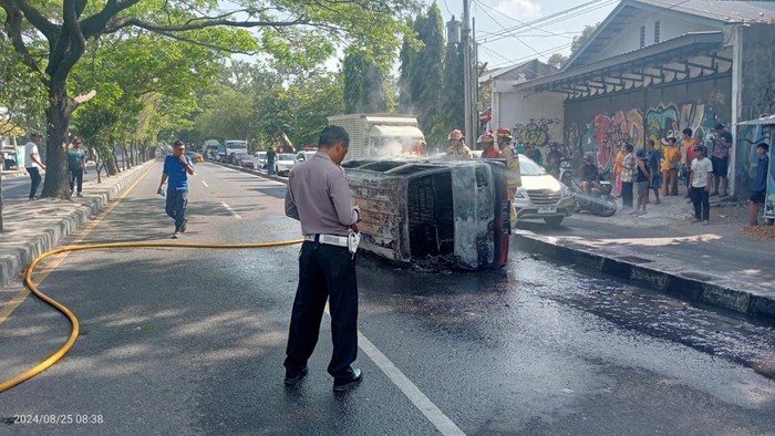 Kondisi mobil yang ludes terbakar di Ring Road Timur, Banguntapan, Bantul, Minggu (25/8/2024).