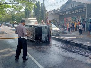 Mobil Ludes Terbakar Usai Terguling di Ring Road Banguntapan