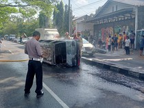 Mobil Ludes Terbakar Usai Terguling di Ring Road Banguntapan