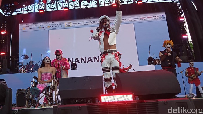 Aksi panggung Kuburan Band saat membuka konser musik West Java Festival 2024 di GOR Saparua, Bandung, Jawa Barat, pada Minggu (25/8/2024).