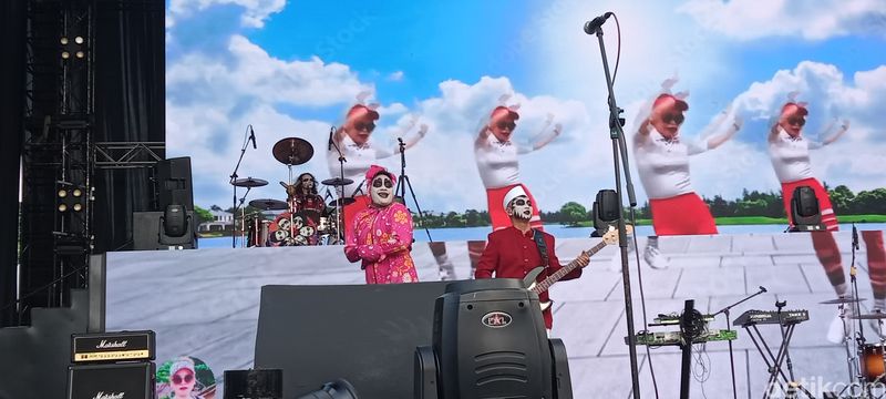 Aksi panggung Kuburan Band saat membuka konser musik West Java Festival 2024 di GOR Saparua, Bandung, Jawa Barat, pada Minggu (25/8/2024).