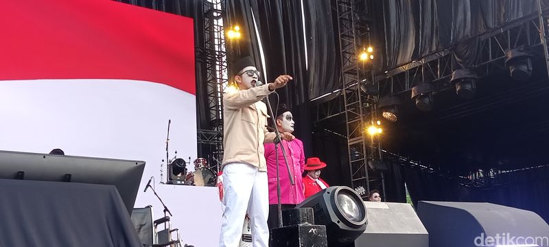 Aksi panggung Kuburan Band saat membuka konser musik West Java Festival 2024 di GOR Saparua, Bandung, Jawa Barat, pada Minggu (25/8/2024).