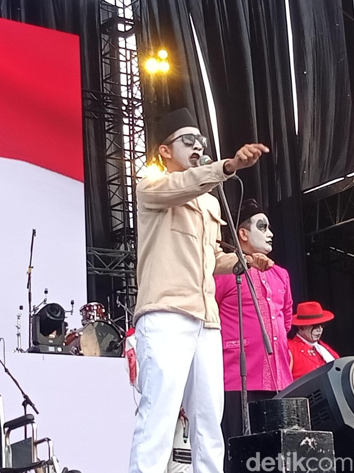 Aksi panggung Kuburan Band saat membuka konser musik West Java Festival 2024 di GOR Saparua, Bandung, Jawa Barat, pada Minggu (25/8/2024).