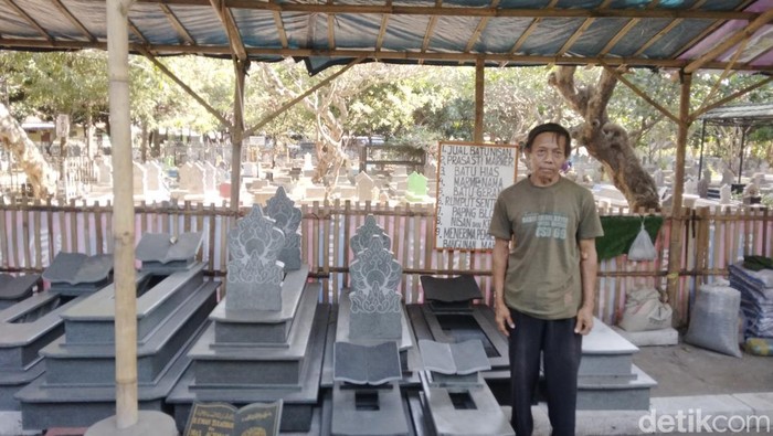 Lapak batu nisan makam dan tanaman langka milik Elon dan Sobirin