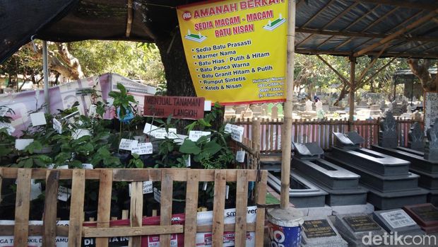 Lapak batu nisan makam dan tanaman langka milik Elon dan Sobirin