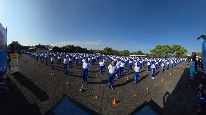 Latihan bersama Ling Tien Kung di lapangan parkir Bandung Convention Centre (BCC), Minggu (25/8/2024).