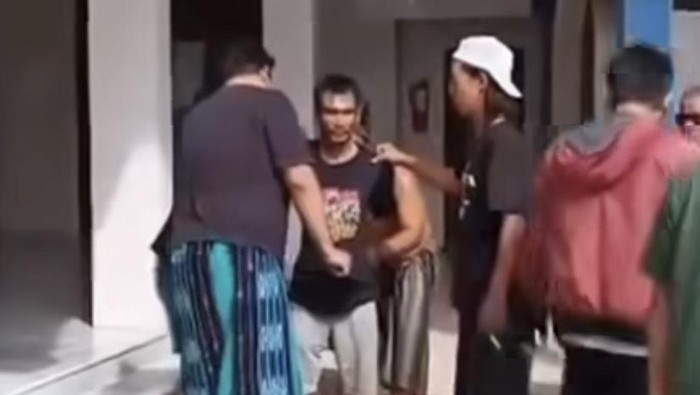 Maling motor di halaman masjid ditangkap warga Surabaya.