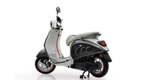 Vespa Elettrica yang dikustomisasi oleh Mansory ini dinamakan Mansory  Vespa Elettrica Monaco Edition. Motor skutik ramah lingkungan ini hadirkan nuansa putih yang elegan pada bagian bodi depan, dek, jok, juga velg. Foto: Dok. Mansory