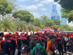 Massa Buruh Mulai Padati Kantor KPU, Minta PKPU soal Pilkada Diterbitkan