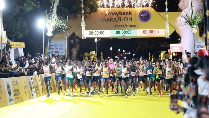 Suasana para pelari yang antusias berada di barisan paling depan saat momen flag-off kategori Marathon dari Maybank Marathon 2024 di Bali United Training Center, Bali, pada Minggu dini hari (25/8/2024). Tahun ini, sebanyak lebih dari 12.700 peserta dari 57 negara ikut berpartisipasi dalam Maybank Marathon, ajang lomba lari berpredikat Elite Label Road Race pertama dan satu-satunya di Indonesia.