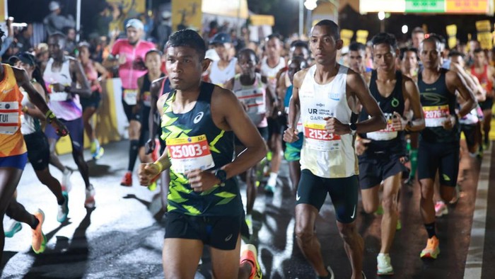 Suasana para pelari yang antusias berada di barisan paling depan saat momen flag-off kategori Marathon dari Maybank Marathon 2024 di Bali United Training Center, Bali, pada Minggu dini hari (25/8/2024). Tahun ini, sebanyak lebih dari 12.700 peserta dari 57 negara ikut berpartisipasi dalam Maybank Marathon, ajang lomba lari berpredikat Elite Label Road Race pertama dan satu-satunya di Indonesia.