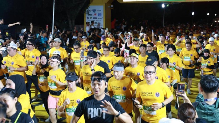 Suasana para pelari yang antusias berada di barisan paling depan saat momen flag-off kategori Marathon dari Maybank Marathon 2024 di Bali United Training Center, Bali, pada Minggu dini hari (25/8/2024). Tahun ini, sebanyak lebih dari 12.700 peserta dari 57 negara ikut berpartisipasi dalam Maybank Marathon, ajang lomba lari berpredikat Elite Label Road Race pertama dan satu-satunya di Indonesia.