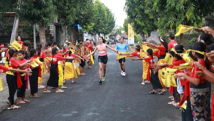 Suasana para pelari yang antusias berada di barisan paling depan saat momen flag-off kategori Marathon dari Maybank Marathon 2024 di Bali United Training Center, Bali, pada Minggu dini hari (25/8/2024). Tahun ini, sebanyak lebih dari 12.700 peserta dari 57 negara ikut berpartisipasi dalam Maybank Marathon, ajang lomba lari berpredikat Elite Label Road Race pertama dan satu-satunya di Indonesia.