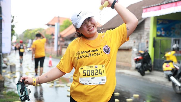 Suasana para pelari yang antusias berada di barisan paling depan saat momen flag-off kategori Marathon dari Maybank Marathon 2024 di Bali United Training Center, Bali, pada Minggu dini hari (25/8/2024). Tahun ini, sebanyak lebih dari 12.700 peserta dari 57 negara ikut berpartisipasi dalam Maybank Marathon, ajang lomba lari berpredikat Elite Label Road Race pertama dan satu-satunya di Indonesia.