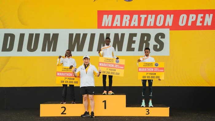 Suasana para pelari yang antusias berada di barisan paling depan saat momen flag-off kategori Marathon dari Maybank Marathon 2024 di Bali United Training Center, Bali, pada Minggu dini hari (25/8/2024). Tahun ini, sebanyak lebih dari 12.700 peserta dari 57 negara ikut berpartisipasi dalam Maybank Marathon, ajang lomba lari berpredikat Elite Label Road Race pertama dan satu-satunya di Indonesia.