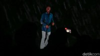 Tak ketinggalan partai yang memiliki segudang artis itu turut menampilkan para kadernya dalam pertunjukan seni yang dipadukan dengan teknologi AI.