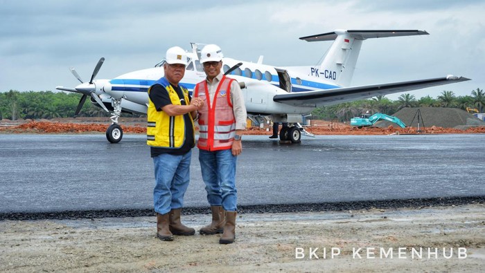 Menteri PUPR dan Menteri Perhubungan di Bandara IKN