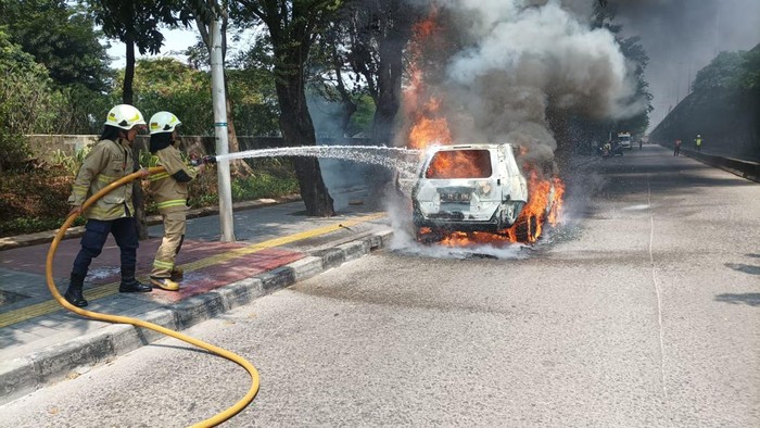 Insiden Minibus Hangus Terbakar di Jalan Yos Sudarso diduga Akibat Korsleting