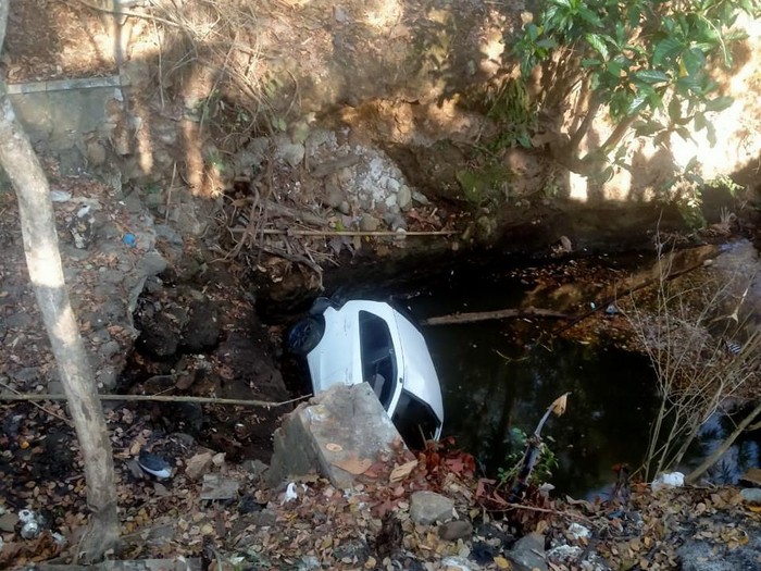 Mobil Honda Brio terjun ke sungai di Dukuh Kepuh, Desa Bulu,Kecamatan Polokarto, Kabupaten Sukoharjo, Minggu (25/8/2024).