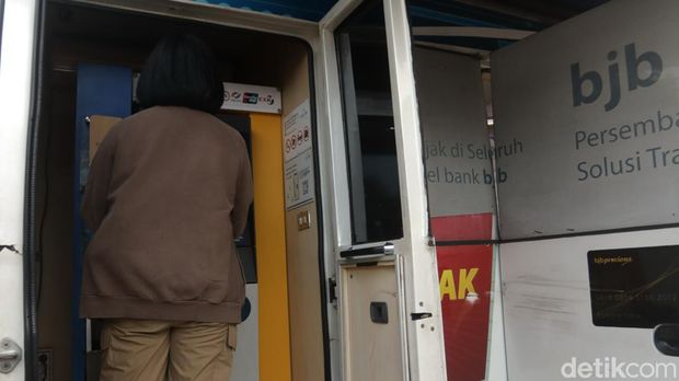 Mobil Kas Keliling Bank bjb di Area Konser West Java Festival 2024 di Lapangan Saparua, Kota Bandung, Minggu (25/8/2024).