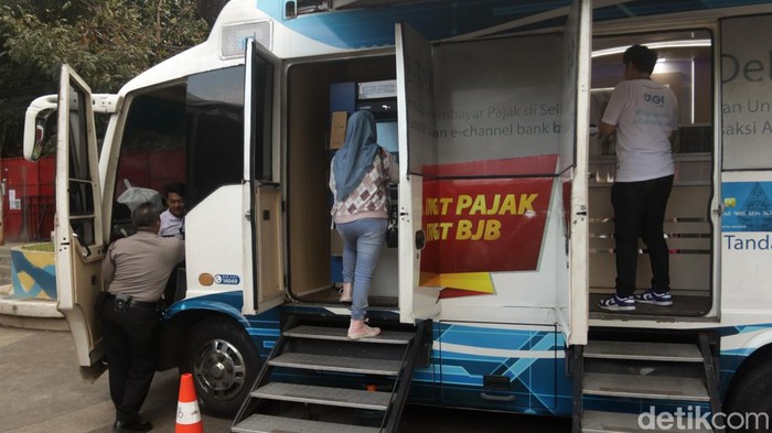 Mobil Kas Keliling Bank bjb di Area Konser West Java Festival 2024 di Lapangan Saparua, Kota Bandung, Minggu (25/8/2024).