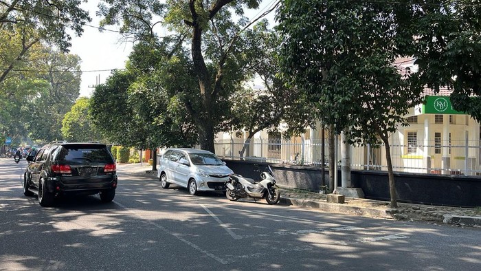 mobil avanza terparkir di tikungan di derek dishub