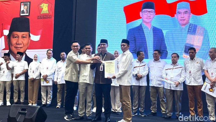 Mohan Roliskana saat menerima rekomendasi Partai Gerindra, Minggu (25/8/2024).