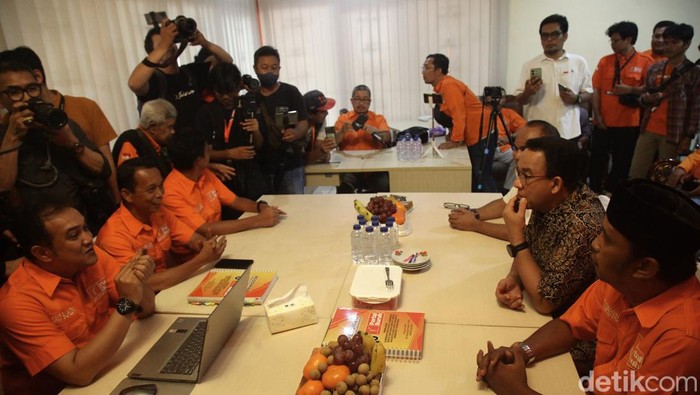 Anies Baswedan menyambangi Kantor Partai Buruh di Tebet, Jakarta Selatan. Anggota Partai Buruh menyambut kedatangan Mantan Gubernur DKI Jakarta tersebut.