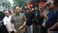Mantan Gubernur DKI Jakarta, Anies Baswedan, menyambangi kantor Partai Buruh pada Minggu (25/8/2024).