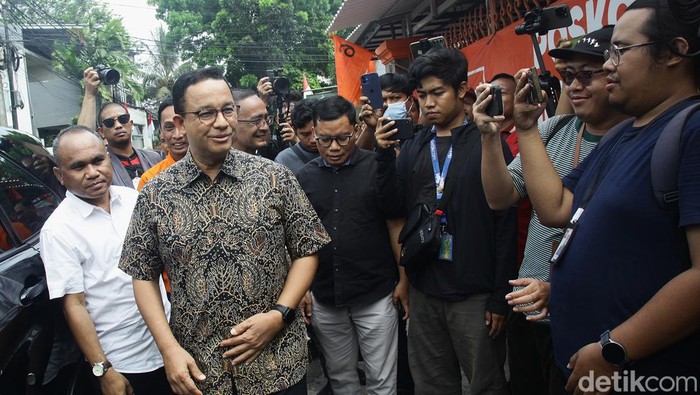Anies Baswedan menyambangi Kantor Partai Buruh di Tebet, Jakarta Selatan. Anggota Partai Buruh menyambut kedatangan Mantan Gubernur DKI Jakarta tersebut.