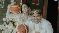 Gaya putri Tora Sudiro dan Muhammad Ivan Lubis setelah resmi menikah sambil memegang bola basket. (Foto: dok Instagram)