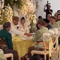 Riasan wajah Nadine juga tidak kalah menarik perhatian. Ia mengenakan paes ageng riasan khas Yogyakarta yang memberikan sentuhan sakral dan elegan pada penampilannya. Sementara itu Geoffrey tampil gagah dengan mengenakan beskap putih. Tidak lupa, ia juga mengenakan blangkon. Foto: Instagram: @ericktohir