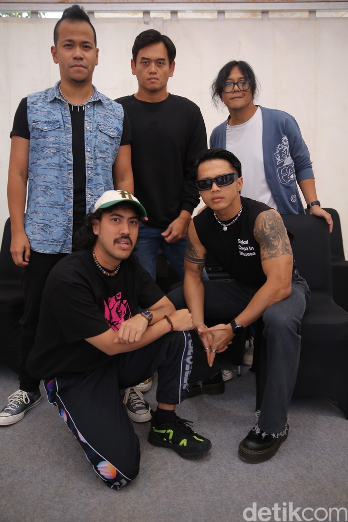 Nidji Nidji ditemui di belakang panggung West Java Festival 2024 di GOR Saparua, Bandung, Minggu (25/8/2024).
